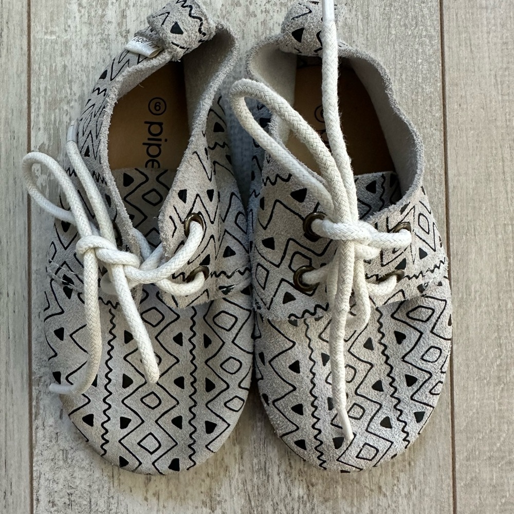 Piper Finn low too hard sole leather oxfords